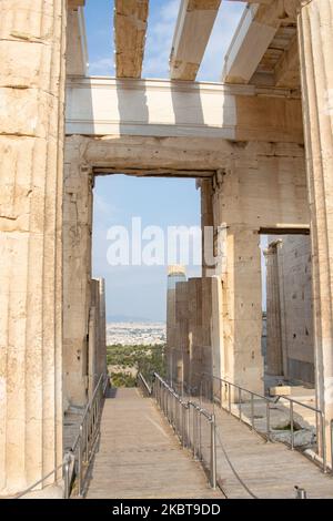 Nur wenige Touristen, die die Akropolis besuchten, verglichen mit der überfüllten Normalität vor der Pandemie, die nach der Lockerung der Covid-19-Coronavirus-Sperrmaßnahmen die wichtigste Sehenswürdigkeit in der griechischen Hauptstadt war. Am Eingang der Akropolis ist ein Trennwand aus Plexiglas installiert. Die Plexiglasbarrieren stehen an Propylaia, während einziehenderen Gurttrenner Touristen zu einer kreisförmigen Route um den Parthenon führen, damit sie keine Gruppen von Angesicht zu Angesicht sehen bekommen. Am 7. Juli 2020 in Athen, Griechenland. (Foto von Nicolas Economou/NurPhoto) Stockfoto