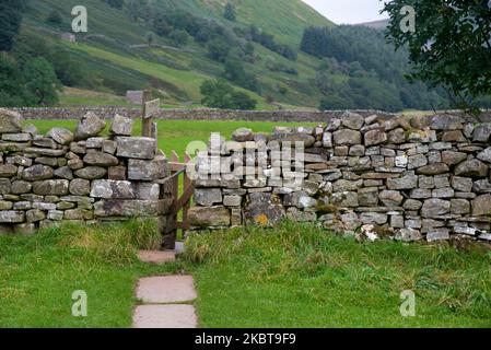 Holztor auf einem Wanderweg in den Yorkshire Dales, England, Großbritannien. Stockfoto