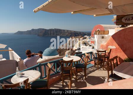 Santorini, Griechenland. 2022. Touristen fotografieren die Aussicht von Oia in Santorini Griechenland Stockfoto