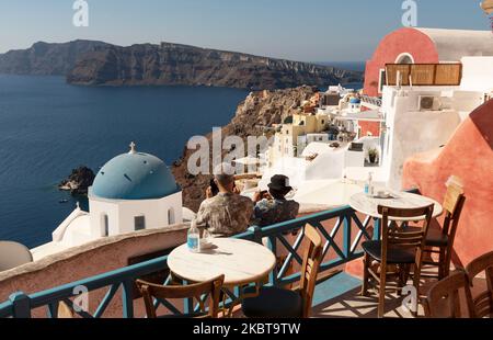 Santorini, Griechenland. 2022. Touristen fotografieren die Aussicht von Oia in Santorini Griechenland Stockfoto