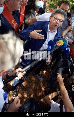 Jean-Luc Melenchon spricht am 9. 2020. Juli in Toulouse, Frankreich, mit der Presse. Airbus, ein Hersteller ziviler Flugzeuge, hat angekündigt, weltweit 15 000 Arbeitsplätze zu schaffen, darunter 5,000 in Frankreich. Nur für Toulouse kündigte Airbus an, dass mehr als 3,300 Arbeitsplätze abgebaut werden, selbst wenn der französische Staat Airbus mit einem Darlehen von EUR7billions helfen würde. Die Gewerkschaften der CGT und der UNSA riefen zu einer Demonstration in der Nähe des Flughafens Toulouse-Blagnac auf. Subunternehmer befürchten, dass sie die Hauptlast dieses Stellenabschnitts tragen werden. Jean-Luc Melenchon, Vorsitzender der linken Partei LFI, kam und gab vor Beginn der M Interviews Stockfoto