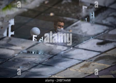 Ein iranischer Mann mit Gesichtsmaske geht an einem regnerischen Tag im Zentrum von Teheran entlang einer Straße, nachdem am 3. Mai 2020 die neue Coronavirus-Krankheit (COVID-19) im Iran ausgebrochen war. Alle Bilder wurden vertikal gedreht. (Foto von Morteza Nikoubazl/NurPhoto) Stockfoto