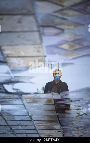 Ein iranischer Mann mit Gesichtsmaske geht an einem regnerischen Tag im Zentrum von Teheran entlang einer Straße, nachdem am 3. Mai 2020 die neue Coronavirus-Krankheit (COVID-19) im Iran ausgebrochen war. Alle Bilder wurden vertikal gedreht. (Foto von Morteza Nikoubazl/NurPhoto) Stockfoto