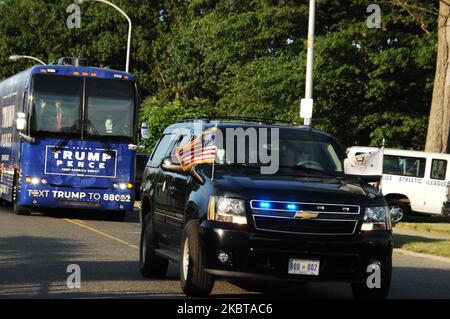 Vizepräsident Mike Pence winkt seinen Anhängern zu, als er am 9. Juli 2020 in Philadelphia, PA, in seiner Wahlkampfmotorkade vorbeikommt. (Foto von Cory Clark/NurPhoto) Stockfoto