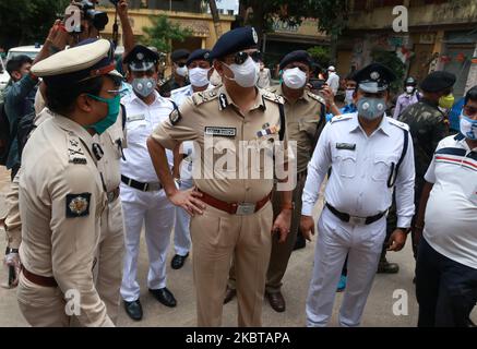 Der Kolkata-Polizeikommissar Anuj Sharma IPS besucht das Gebiet der Eindämmungszone, nachdem die Regierung des Bundesstaates am 10. Juli 2020 die vollständige Sperrung der gesamten Eindämmungszone aufgrund der Vergehung von COVID-19 in Westbengalen, Indien, angekündigt hatte. (Foto von Debajyoti Chakraborty/NurPhoto) Stockfoto