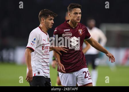 Turin, Italien, 30.. Oktober 2022. Brahim Diaz vom AC Mailand und Samuele Ricci vom FC Turin während der Serie A im Stadio Grande Torino, Turin. Bildnachweis sollte lauten: Jonathan Moscrop / Sportimage Stockfoto