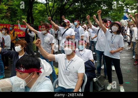 Mitglieder der Aktionsgruppe SillaJen versammeln sich am 10. Juli 2020 zu einer Kundgebung vor der Korea Exchange in Yeouido, Yeongdeungpo-gu, Seoul, Südkorea, um die Wiederherstellung der Souveränität von SillaJen und die Wiederaufnahme von Transaktionen zu fordern. (Foto von Chris Jung/NurPhoto) Stockfoto