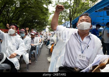 Mitglieder der Aktionsgruppe SillaJen versammeln sich am 10. Juli 2020 zu einer Kundgebung vor der Korea Exchange in Yeouido, Yeongdeungpo-gu, Seoul, Südkorea, um die Wiederherstellung der Souveränität von SillaJen und die Wiederaufnahme von Transaktionen zu fordern. (Foto von Chris Jung/NurPhoto) Stockfoto