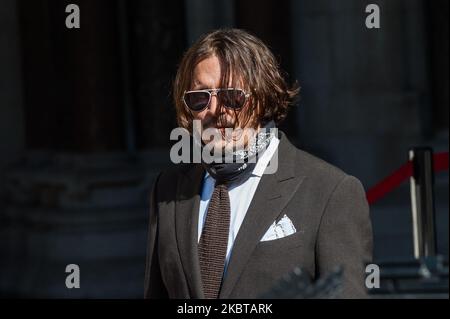 Johnny Depp trifft am vierten Tag der Anhörung zum Verleumdungsverfahren gegen die Zeitung Sun am 10. Juli 2020 in London, England, vor den königlichen Gerichtshöfen ein. Johnny Depp verklagt den Herausgeber der Sun, News Group Newspapers, wegen eines Artikels aus dem Jahr 2018, in dem er beschuldigt wurde, während ihrer Ehe gewalttätig gegenüber seiner Ex-Frau Amber zu sein. (Foto von Wiktor Szymanowicz/NurPhoto) Stockfoto