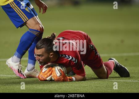 Miguel San Roman von Elche macht beim La Liga Smartbank-Spiel zwischen Elche CF und Cadiz CF am 30. Juni 2020 im Estadio Martinez Valero in Elche, Spanien, eine Rettung. (Foto von Jose Breton/Pics Action/NurPhoto) Stockfoto