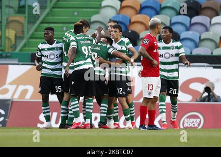 Jovane Cabral feiert sein Tor mit seinen Teamkollegen während des Fußballspiels der Portugiesischen Liga zwischen Sporting CP und Santa Clara am 10. Juli 2020 in Lissabon. (Foto von Carlos Palma/NurPhoto) Stockfoto