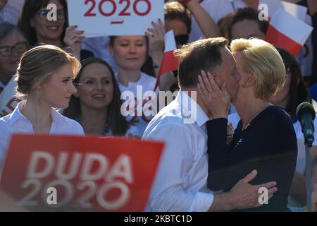 Andrzej Duda (C), der derzeitige polnische Präsident und Kandidat für die Präsidentschaftswahl 2020, mit seiner Frau Agata (rechts) und seiner Tochter Kinga (links), die am letzten Tag von Dudas Präsidentschaftswahlkampf in Rzeszow zu sehen war. Am Freitag, den 10. Juli 2020, in Rzeszow, Woiwodschaft Podkarpackie, Polen. (Foto von Artur Widak/NurPhoto) Stockfoto