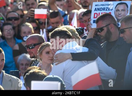Andrzej Duda (C), der aktuelle polnische Präsident und Kandidat für die Präsidentschaftswahl 2020, begleitet von Frau Agata (Mitte rechts) und Tochter Kinga (Mitte links), die am letzten Tag des Präsidentschaftswahlkampfs von Duda in Rzeszow zu sehen war. Am Freitag, den 10. Juli 2020, in Rzeszow, Woiwodschaft Podkarpackie, Polen. (Foto von Artur Widak/NurPhoto) Stockfoto