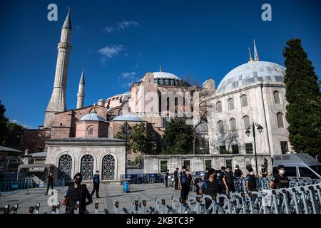 Am 10. Juli 2020 versammeln sich Menschen in der Nähe der berühmten Hagia Sophia von Istanbul in der Türkei. Das oberste Verwaltungsgericht der Türkei entschied, ein Dekret aus dem Jahr 1934, das die historische Hagia Sophia in ein Museum verwandelte, für nichtig zu erklären. Das umstrittene Urteil eröffnet den Weg, dass das Gebäude nach 85 Jahren wieder in eine Moschee umgewandelt werden kann. (Foto von Onur Dogman/NurPhoto) Stockfoto