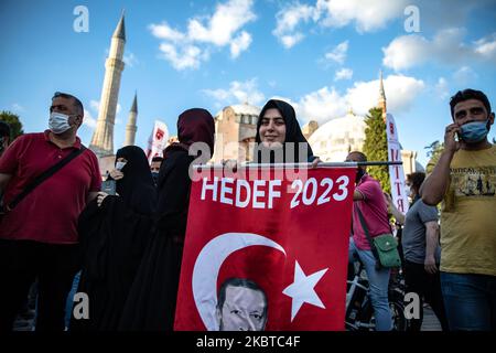 Am 10. Juli 2020 versammeln sich Menschen in der Nähe der berühmten Hagia Sophia von Istanbul in der Türkei. Das oberste Verwaltungsgericht der Türkei entschied, ein Dekret aus dem Jahr 1934, das die historische Hagia Sophia in ein Museum verwandelte, für nichtig zu erklären. Das umstrittene Urteil eröffnet den Weg, dass das Gebäude nach 85 Jahren wieder in eine Moschee umgewandelt werden kann. (Foto von Onur Dogman/NurPhoto) Stockfoto