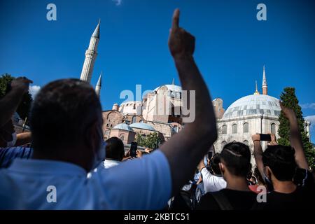 Am 10. Juli 2020 versammeln sich Menschen in der Nähe der berühmten Hagia Sophia von Istanbul in der Türkei. Das oberste Verwaltungsgericht der Türkei entschied, ein Dekret aus dem Jahr 1934, das die historische Hagia Sophia in ein Museum verwandelte, für nichtig zu erklären. Das umstrittene Urteil eröffnet den Weg, dass das Gebäude nach 85 Jahren wieder in eine Moschee umgewandelt werden kann. (Foto von Onur Dogman/NurPhoto) Stockfoto