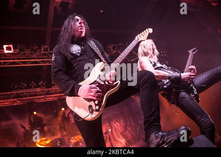 Pontus Norgren (L), Oscar Dronjak (R) von der schwedischen Heavy Metal Band Hammerfall treten am 28 2015. Januar live im Alcatraz in Mailand auf (Foto: Mairo Cinquetti/NurPhoto) Stockfoto