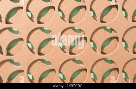 Papier Kunst abstrakt geometrischen Hintergrund. Asymmetrisches Muster in Vintage-Sternform. Braune Kraftpapier-Figuren auf grünem Hintergrund mit Kopierplatz für te Stockfoto