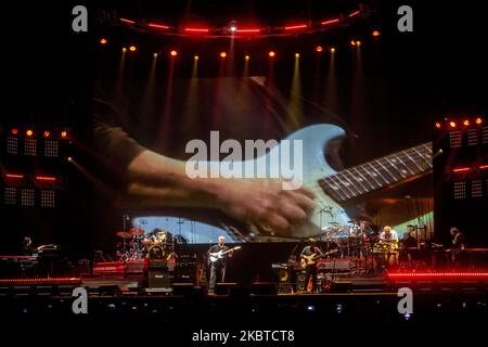 Pino Daniele während seines letzten Konzerts vor seinem Tod im Mediolanum Forum in Mailand, Italien, am 22 2014. Dezember (Foto: Mairo Cinquetti/NurPhoto) Stockfoto