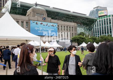 Tausende von Menschen versammelten sich auf dem Seoul Square, um am 11. Juli 2020 in Seoul, Südkorea, an den Bürgermeister Park Won-soon zu erinnern. Der Bürgermeister von Seoul Park Won-Soon wurde am Freitag, Stunden nachdem seine Tochter ihn vermisst gemeldet hatte, tot in der Nähe eines Waryong Parks auf dem Berg Seoul aufgefunden, teilte die Polizei mit. Ein Polizei-Rettungsteam und ein Suchhund fanden seinen Leichnam in den bewaldeten Hügeln des Bukak-Berges in der Nähe seines offiziellen Wohnsitzes. Es wird vermutet, dass er an Selbstmord gestorben ist. (Foto von Chris Jung/NurPhoto) Stockfoto