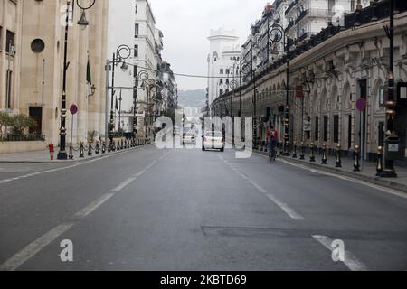 Eine fast leere Straße in Algier, Algerien, am 10. Juli 2020. Algerien hat neue Maßnahmen zur Begrenzung der COVID-19-Epidemie eingeführt, die am Freitag in Kraft treten würde (Foto: Bilral Bensalem/NurPhoto) Stockfoto