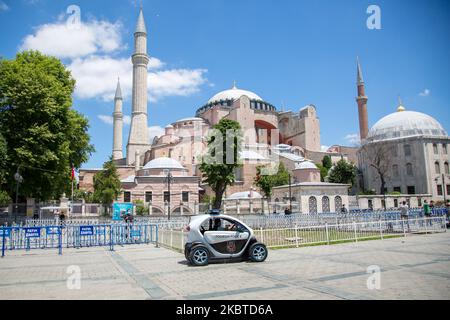 Am 11. Juli 2020 versammeln sich Menschen in der Nähe der berühmten Hagia Sophia von Istanbul in der Türkei. Das oberste Verwaltungsgericht der Türkei entschied, ein Dekret aus dem Jahr 1934, das die historische Hagia Sophia in ein Museum verwandelte, für nichtig zu erklären. Das umstrittene Urteil eröffnet den Weg, dass das Gebäude nach 85 Jahren wieder in eine Moschee umgewandelt werden kann. (Foto von Fayed El-Geziry/NurPhoto) Stockfoto