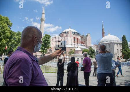 Am 11. Juli 2020 versammeln sich Menschen in der Nähe der berühmten Hagia Sophia von Istanbul in der Türkei. Das oberste Verwaltungsgericht der Türkei entschied, ein Dekret aus dem Jahr 1934, das die historische Hagia Sophia in ein Museum verwandelte, für nichtig zu erklären. Das umstrittene Urteil eröffnet den Weg, dass das Gebäude nach 85 Jahren wieder in eine Moschee umgewandelt werden kann. (Foto von Fayed El-Geziry/NurPhoto) Stockfoto