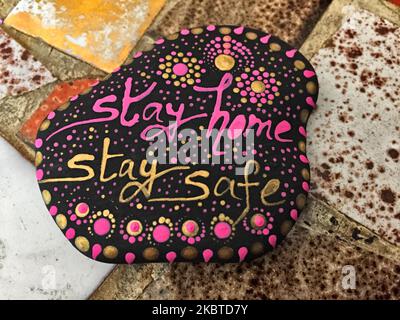Handbemalter Fels mit der Aufschrift „Bleib nach Hause, bleibe sicher“ während des neuartigen Coronavirus (COVID-19) Toronto, Ontario, Kanada am 26. Juni 2020. (Foto von Creative Touch Imaging Ltd./NurPhoto) Stockfoto