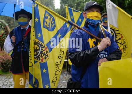 Aktivisten bereiten sich vor der Ausgabe 14. des marsches für die schlesische Autonomie in Katowice vor, der von der schlesischen Autonomiebewegung (polnisch: Ruch Autonomii Slaska - RAS) organisiert wird. Aufgrund der Einschränkungen durch das Coronavirus konnten nur 150 Menschen an der diesjährigen märzausgabe teilnehmen. Am 11. Juli 2020 in Katowice, Woiwodschaft slaskie, Polen. (Foto von Artur Widak/NurPhoto) Stockfoto