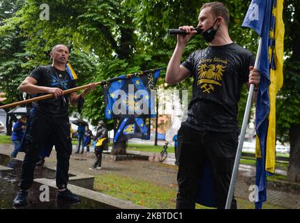 Aktivisten bereiten sich vor der Ausgabe 14. des marsches für die schlesische Autonomie in Katowice vor, der von der schlesischen Autonomiebewegung (polnisch: Ruch Autonomii Slaska - RAS) organisiert wird. Aufgrund der Einschränkungen durch das Coronavirus konnten nur 150 Menschen an der diesjährigen märzausgabe teilnehmen. Am 11. Juli 2020 in Katowice, Woiwodschaft slaskie, Polen. (Foto von Artur Widak/NurPhoto) Stockfoto