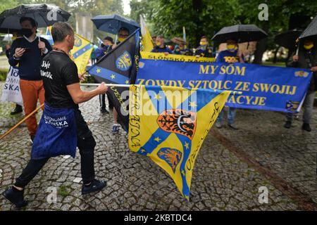 Aktivisten bereiten sich vor der Ausgabe 14. des marsches für die schlesische Autonomie in Katowice vor, der von der schlesischen Autonomiebewegung (polnisch: Ruch Autonomii Slaska - RAS) organisiert wird. Aufgrund der Einschränkungen durch das Coronavirus konnten nur 150 Menschen an der diesjährigen märzausgabe teilnehmen. Am 11. Juli 2020 in Katowice, Woiwodschaft slaskie, Polen. (Foto von Artur Widak/NurPhoto) Stockfoto