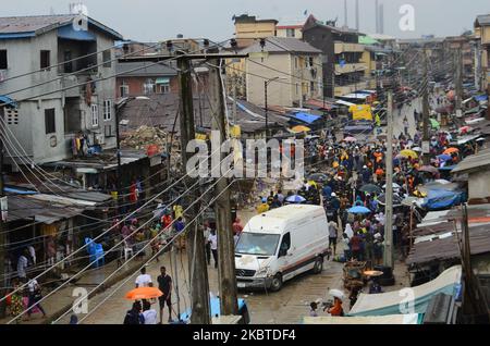 Das eingestürzte Gebäude wird von den Männern der staatlichen Notstandsbehörde von Lagos weiter gerettet, wo drei Personen nach einem Gebäudeeinsturz in der Freeman Street im Lagos Island-Gebiet des Staates Lagos am 11. Juli 2020 ums Leben kamen und neun verletzt wurden. (Foto von Olukayode Jaiyeola/NurPhoto) Stockfoto