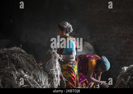 Eine Frau arbeitet am 11. Juli 2020 in einer Jute-Verarbeitungsfabrik in Narayanganj in der Nähe von Dhaka, Bangladesch. Jute, auch bekannt als die goldene Faser von Bangladesch, spielt eine wichtige Rolle in der nationalen Wirtschaft. Achtzig Prozent der weltweit hochwertigen Jute wächst in Bangladesch. Jute wird bei der Herstellung von Tuch, Tuch, Seilen, Teppich-Trägertuch, Büchsenbeuteln und vielen anderen nützlichen Dingen verwendet. Jutebeutel eignen sich sehr gut zum Verpacken von Lebensmittelkörnern. (Foto von Ahmed Salahuddin/NurPhoto) Stockfoto