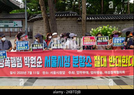 Der Protestierende gegen den Gedenkraum von Park Won-soon, dem Bürgermeister von Seoul, protestiert am 11. Juli 2020 in Seoul, Südkorea, gegen den Räucheraltar im Rathaus von Seoul. Tausende von Menschen versammeln sich im Rathaus von Seoul, um des Bürgermeisters Park Won-Soon am 11. Juli 2020 in Seoul, Südkorea, zu gedenken. Park wurde am Freitag, Stunden nachdem seine Tochter ihn vermisst gemeldet hatte, tot in der Nähe eines Waryong-Parks auf dem Berg Seoul aufgefunden. Mit siebenhundert Polizei- und Rettungsteams und 4 Suchhunden fand er seinen Leichnam in dem bewaldeten Hügel. Es wird vermutet, dass er an Selbstmord gestorben ist. (Foto von Chris Jung/NurPhoto) Stockfoto