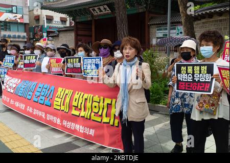 Der Protestierende gegen den Gedenkraum von Park Won-soon, dem Bürgermeister von Seoul, protestiert am 11. Juli 2020 in Seoul, Südkorea, gegen den Räucheraltar im Rathaus von Seoul. Tausende von Menschen versammeln sich im Rathaus von Seoul, um des Bürgermeisters Park Won-Soon am 11. Juli 2020 in Seoul, Südkorea, zu gedenken. Park wurde am Freitag, Stunden nachdem seine Tochter ihn vermisst gemeldet hatte, tot in der Nähe eines Waryong-Parks auf dem Berg Seoul aufgefunden. Mit siebenhundert Polizei- und Rettungsteams und 4 Suchhunden fand er seinen Leichnam in dem bewaldeten Hügel. Es wird vermutet, dass er an Selbstmord gestorben ist. (Foto von Chris Jung/NurPhoto) Stockfoto