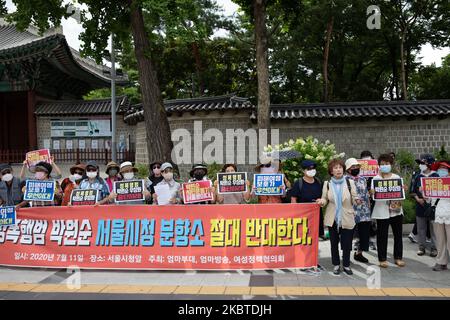 Der Protestierende gegen den Gedenkraum von Park Won-soon, dem Bürgermeister von Seoul, protestiert am 11. Juli 2020 in Seoul, Südkorea, gegen den Räucheraltar im Rathaus von Seoul. Tausende von Menschen versammeln sich im Rathaus von Seoul, um des Bürgermeisters Park Won-Soon am 11. Juli 2020 in Seoul, Südkorea, zu gedenken. Park wurde am Freitag, Stunden nachdem seine Tochter ihn vermisst gemeldet hatte, tot in der Nähe eines Waryong-Parks auf dem Berg Seoul aufgefunden. Mit siebenhundert Polizei- und Rettungsteams und 4 Suchhunden fand er seinen Leichnam in dem bewaldeten Hügel. Es wird vermutet, dass er an Selbstmord gestorben ist. (Foto von Chris Jung/NurPhoto) Stockfoto