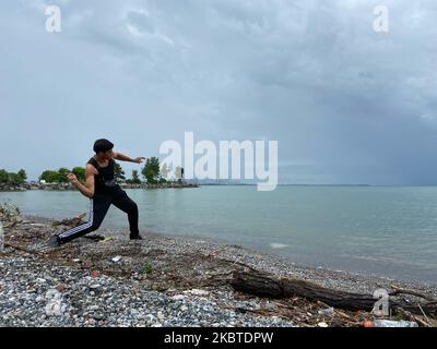 Ein Mann, der das gute Wetter im Humber Bay Park West bei Sonnenuntergang inmitten der globalen Coronavirus-Pandemie COVID-19 in Toronto, Ontario, Kanada, am 12. Juli 2020 genießt. (Foto von Sayed Najafizada/NurPhoto) Stockfoto