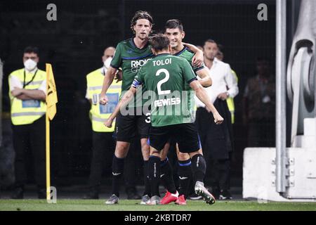 Atalanta-Mittelfeldspieler Ruslan Malinovs'kyj (18) feiert mit Atalanta-Verteidiger Hans Hateboer (33) und Atalanta-Verteidiger Rafael Toloi (2) nach seinem Tor, um es 1-2 während des Fußballspiels der Serie A n.32 JUVENTUS - ATALANTA am 11. Juli 2020 im Allianz-Stadion in Turin, Piemont, Italien, zu erreichen. (Foto von Matteo Bottanelli/NurPhoto) Stockfoto