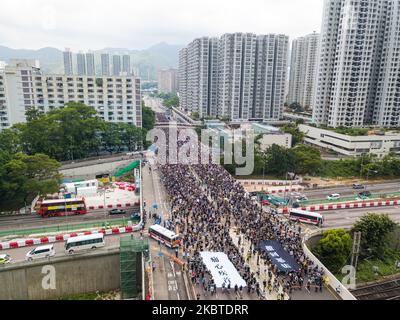 Eine Drohnenansicht des Leiters des marsches, der am 14. Juli 2010 in Shatin in Hong KNG, China, eintraf. Organisiert, um einen Stopp des Parallelhandels mit China zu fordern, kam es im März zu Konfrontationen, als Demonstranten und Polizisten auf den Straßen und später in einer gewaltsamen Räumung des Einkaufszentrums New Town Plaza gegenüberstanden. (Foto von Marc Fernandes/NurPhoto) Stockfoto