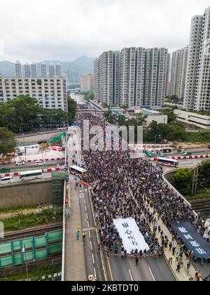 Eine Drohnenansicht des Leiters des marsches, der am 14. Juli 2010 in Shatin in Hong KNG, China, eintraf. Organisiert, um einen Stopp des Parallelhandels mit China zu fordern, kam es im März zu Konfrontationen, als Demonstranten und Polizisten auf den Straßen und später in einer gewaltsamen Räumung des Einkaufszentrums New Town Plaza gegenüberstanden. (Foto von Marc Fernandes/NurPhoto) Stockfoto