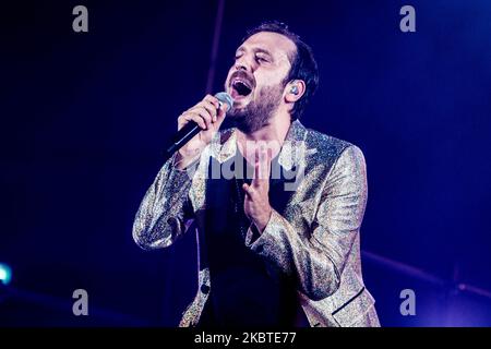 Cesare Cremonini tritt am 13 2015. November im Mediolanum Forum in Mailand, Italien, live auf (Foto: Mairo Cinquetti/NurPhoto) Stockfoto