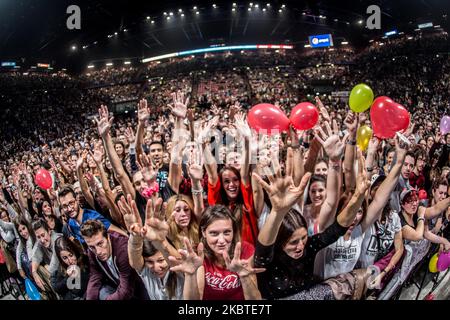 Cesare Cremonini tritt am 13 2015. November im Mediolanum Forum in Mailand, Italien, live auf (Foto: Mairo Cinquetti/NurPhoto) Stockfoto