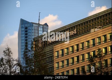 LONDON - 4. November 2020: Northern Trust-Logo und -Schild auf der Oberseite des 50 Bank Street Northern Trust-Gebäudes, Canary Wharf Stockfoto