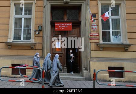 Nonnen kommen im Wahllokal an, um während der Stichwahl 2020 in Krakau zwischen dem konservativen Amtsinhaber Andrzej Duda und dem liberaleren Warschauer Bürgermeister Rafal Trzaskowski ihre Stimmen abzugeben. Am 12. Juli 2020 in Krakau, Woiwodschaft Kleinpolen, Polen. (Foto von Artur Widak/NurPhoto) Stockfoto