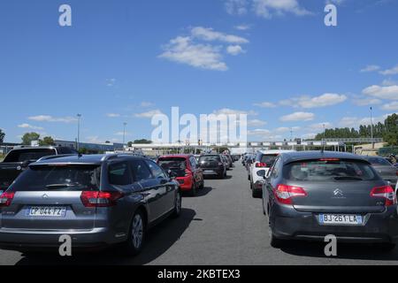 Am 11. Juli 2020 stoppten die Autos in Paris bei Staus. Für dieses zweite Urlaubswochenende machten sich viele Urlauber mit dem Auto auf den Weg, um in Frankreich Urlaub zu machen. In Frankreich wurden mittags mehr als 955 km Staus verzeichnet, 250 mehr als im Vorjahr. (Foto von Adnan Farzat/NurPhoto) Stockfoto