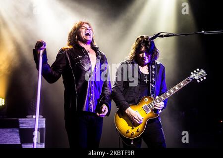 Joey Tempest (L) und John Norum (R) aus Europa treten am 28 2015. November live im Alcatraz in Mailand auf (Foto: Mairo Cinquetti/NurPhoto) Stockfoto