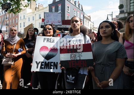 Demonstranten versammeln sich vor der Botschaft Saudi-Arabiens im Zentrum von London, um am 12. Juli 2020 in London, England, gegen den anhaltenden Konflikt im Jemen zu protestieren. Das Vereinigte Königreich wird die Waffenverkäufe an Saudi-Arabien wieder aufnehmen, die im vergangenen Jahr nach einer Klage von Aktivisten ausgesetzt wurden, trotz der Befürchtungen, dass sie gegen Zivilisten im Jemen und damit gegen das humanitäre Völkerrecht eingesetzt werden könnten. (Foto von Wiktor Szymanowicz/NurPhoto) Stockfoto