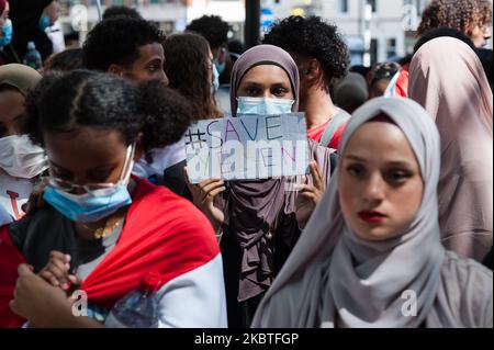 Demonstranten versammeln sich vor der Botschaft Saudi-Arabiens im Zentrum von London, um am 12. Juli 2020 in London, England, gegen den anhaltenden Konflikt im Jemen zu protestieren. Das Vereinigte Königreich wird die Waffenverkäufe an Saudi-Arabien wieder aufnehmen, die im vergangenen Jahr nach einer Klage von Aktivisten ausgesetzt wurden, trotz der Befürchtungen, dass sie gegen Zivilisten im Jemen und damit gegen das humanitäre Völkerrecht eingesetzt werden könnten. (Foto von Wiktor Szymanowicz/NurPhoto) Stockfoto