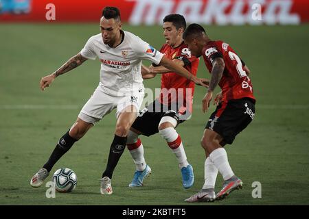 Lucas Ocampos aus Sevilla und Fran Gamez und Cucho Hernandez aus Mallorca kämpfen beim Ligaspiel zwischen dem FC Sevilla und der RCD Mallorca am 12. Juli 2020 im Estadio Ramon Sanchez Pizjuan in Sevilla, Spanien, um den Ball. (Foto von Jose Breton/Pics Action/NurPhoto) Stockfoto