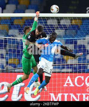 Gianluigi Donnarumma und Alessio Romagnoli aus Mailand im Einsatz mit Kalidou Koulibaly aus Neapel während des Fußballspiels Serie A SSC Napoli gegen AC Mailand im San Paolo Stadion in Neapel, Italien am 12. Juli 2020 (Foto: Matteo Ciambelli/NurPhoto) Stockfoto